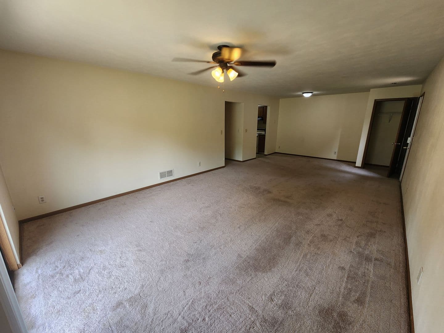 Rockford Apartment: 6297 Garrett Lane