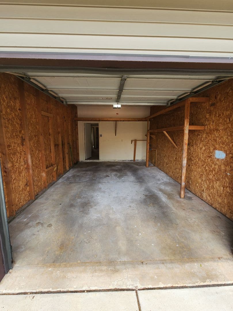 Rockford Apartment: 6297 Garrett Lane