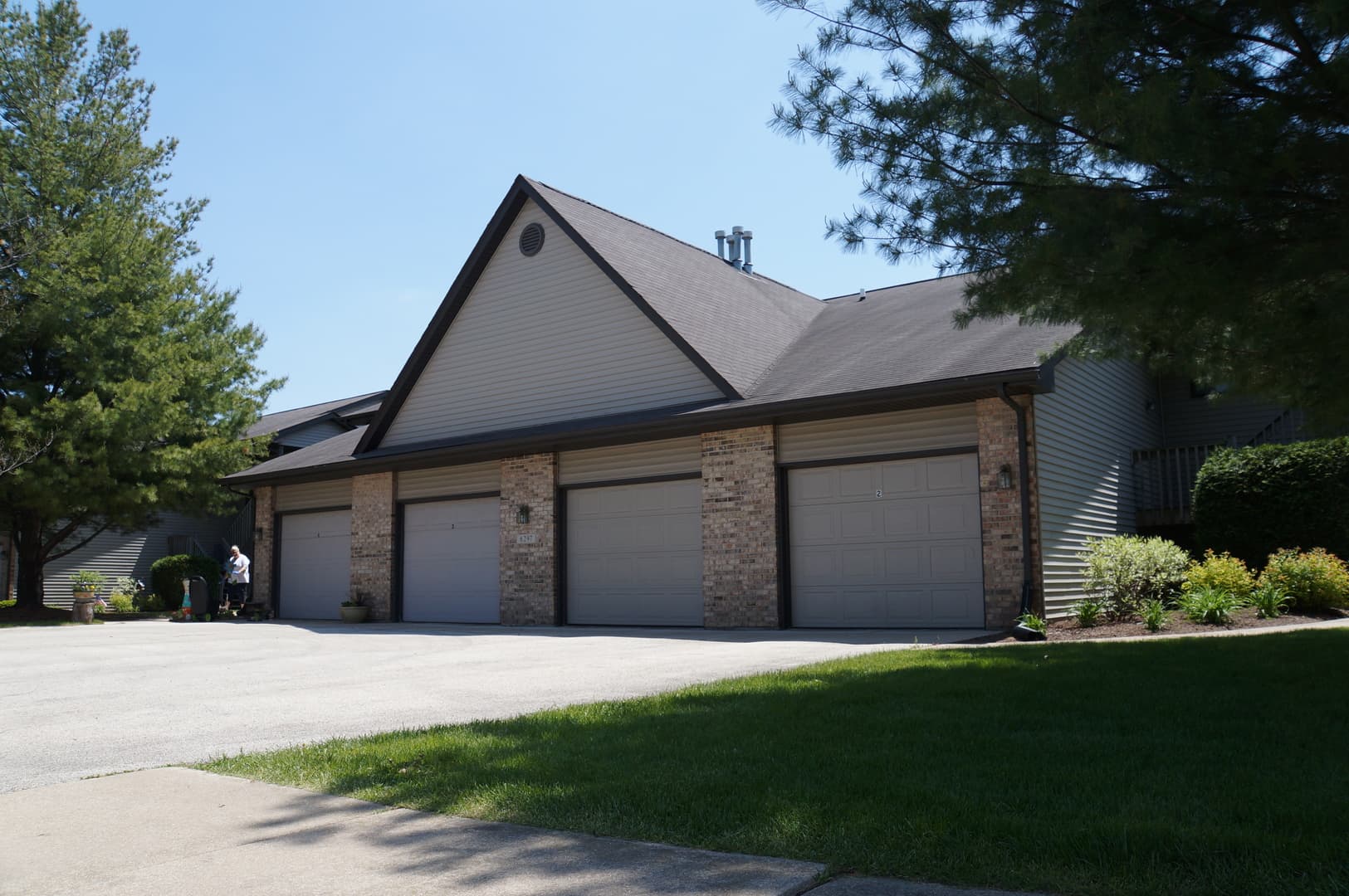 Rockford Apartment: 6297 Garrett Lane