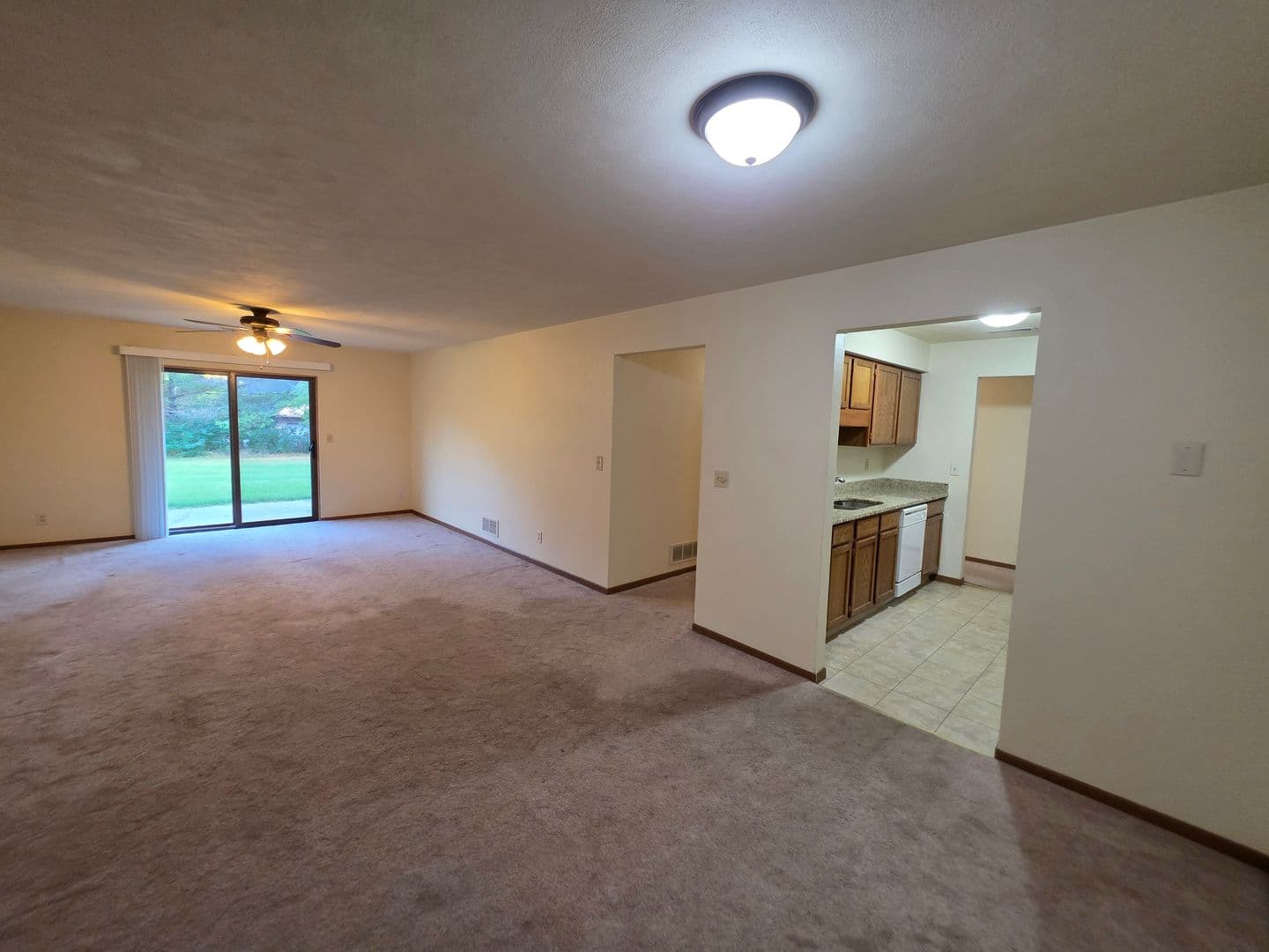Rockford Apartment: 6297 Garrett Lane