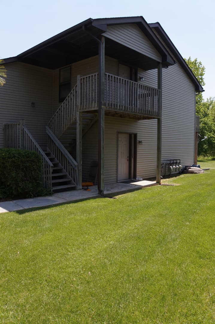 Rockford Apartment: 6297 Garrett Lane