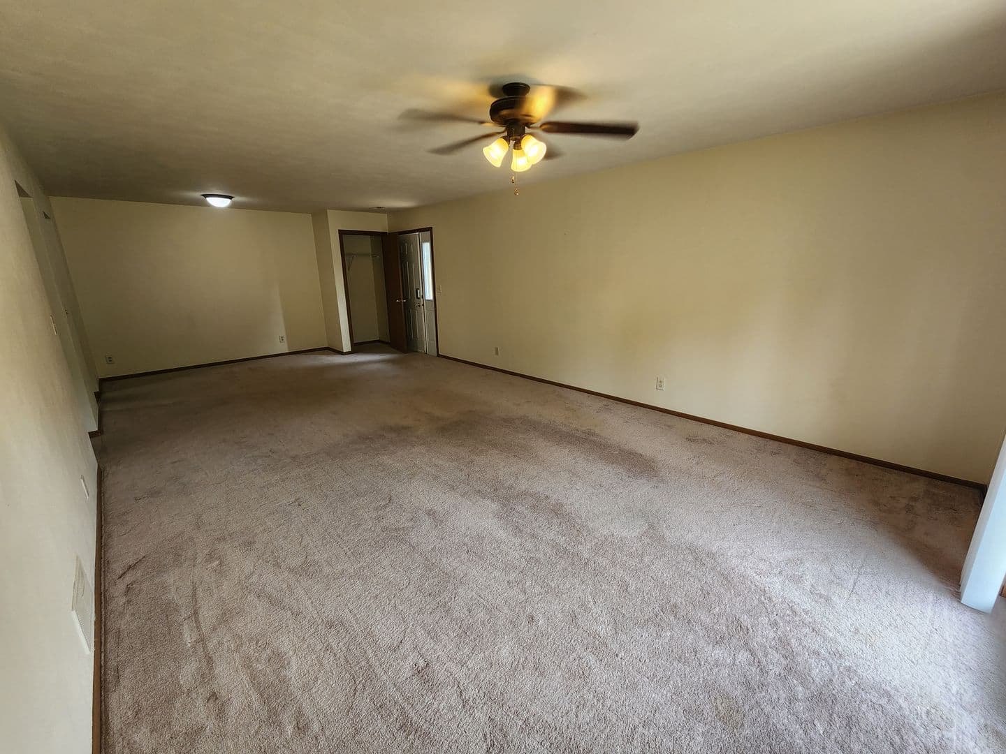 Rockford Apartment: 6297 Garrett Lane