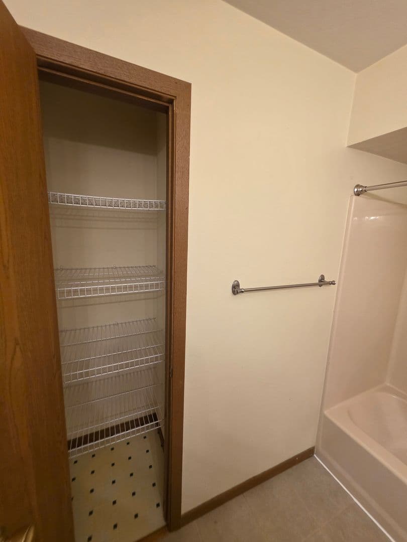 Rockford Apartment: 6297 Garrett Lane