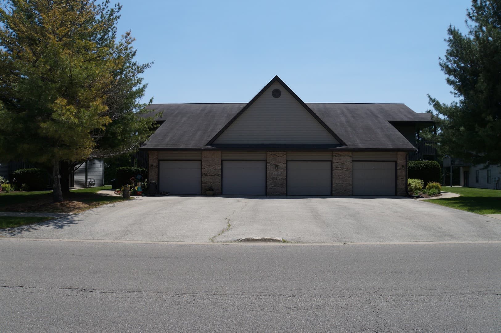 Rockford Apartment: 6297 Garrett Lane
