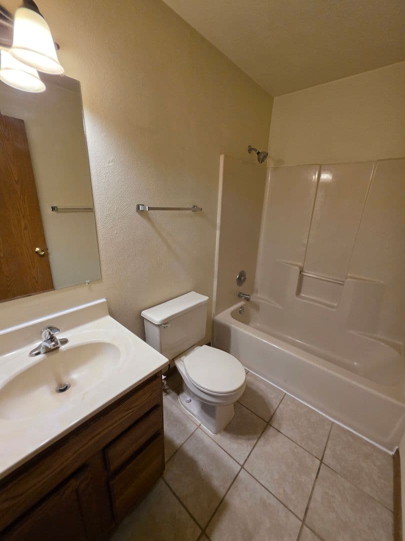 Rockford Apartment: 6297 Garrett Lane