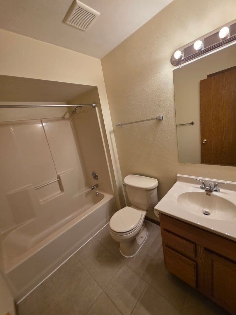 Rockford Apartment: 6297 Garrett Lane