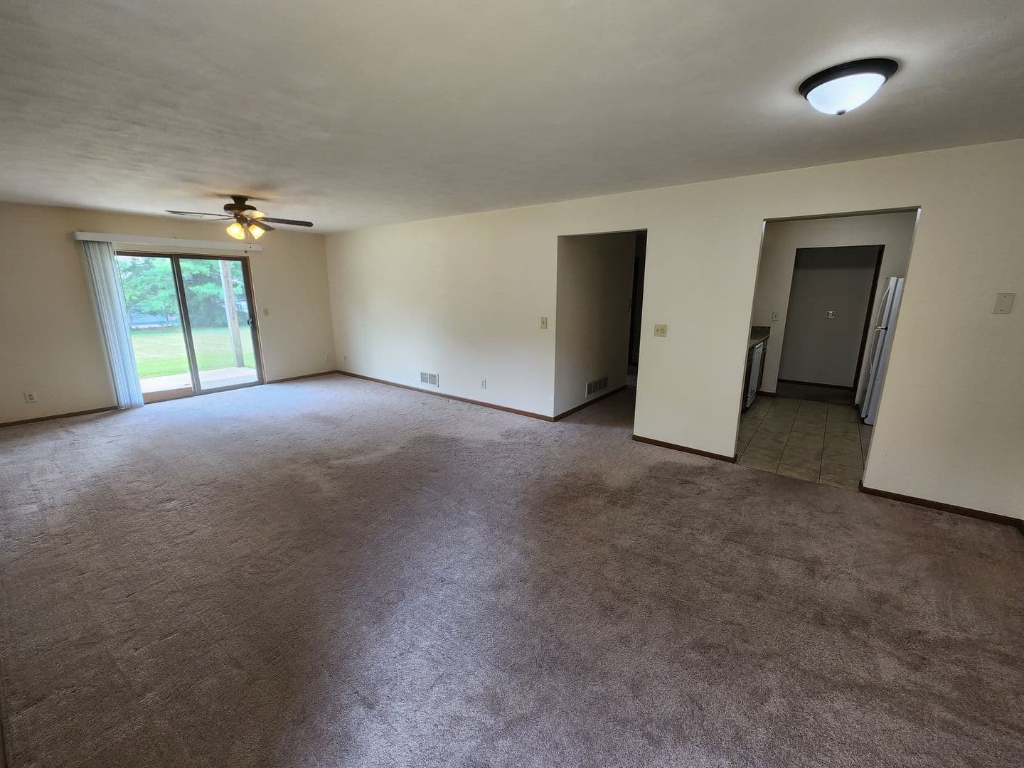 Rockford Apartment: 6297 Garrett Lane