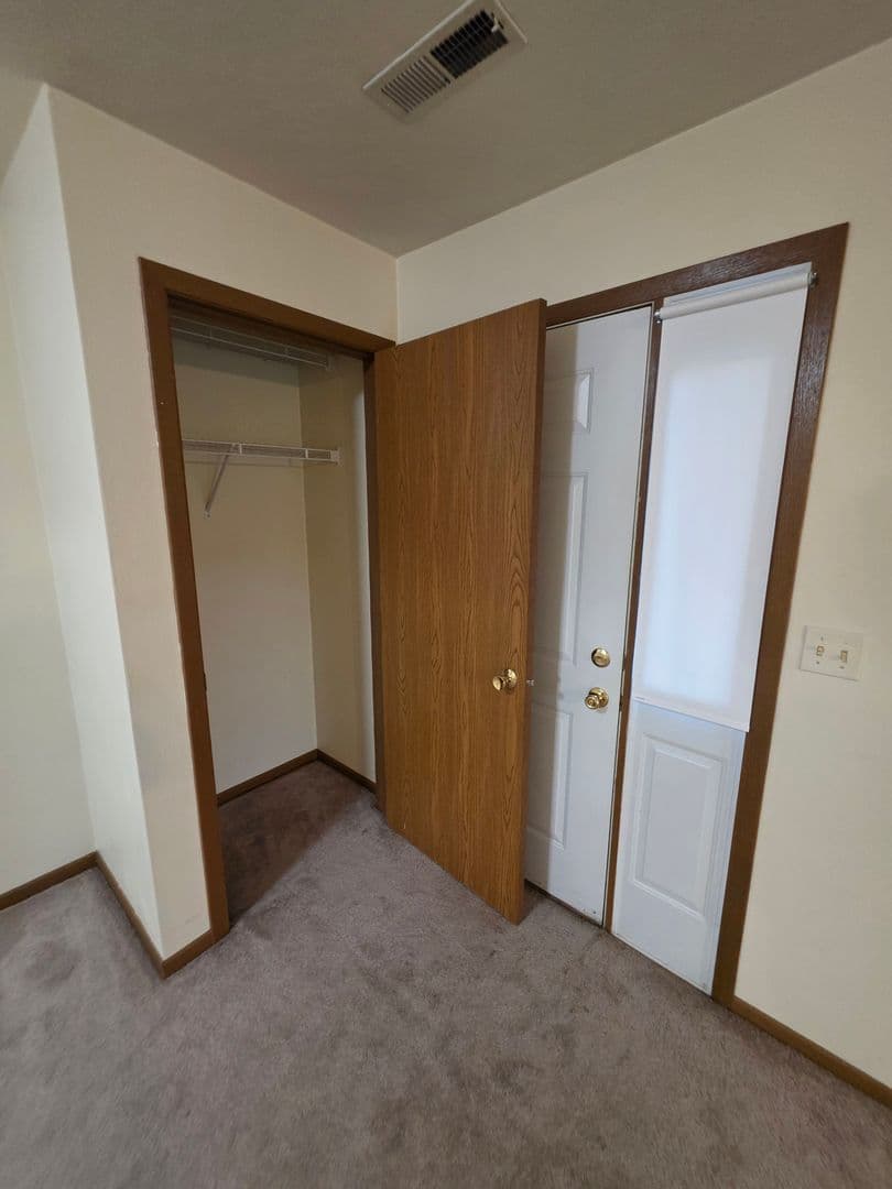 Rockford Apartment: 6297 Garrett Lane