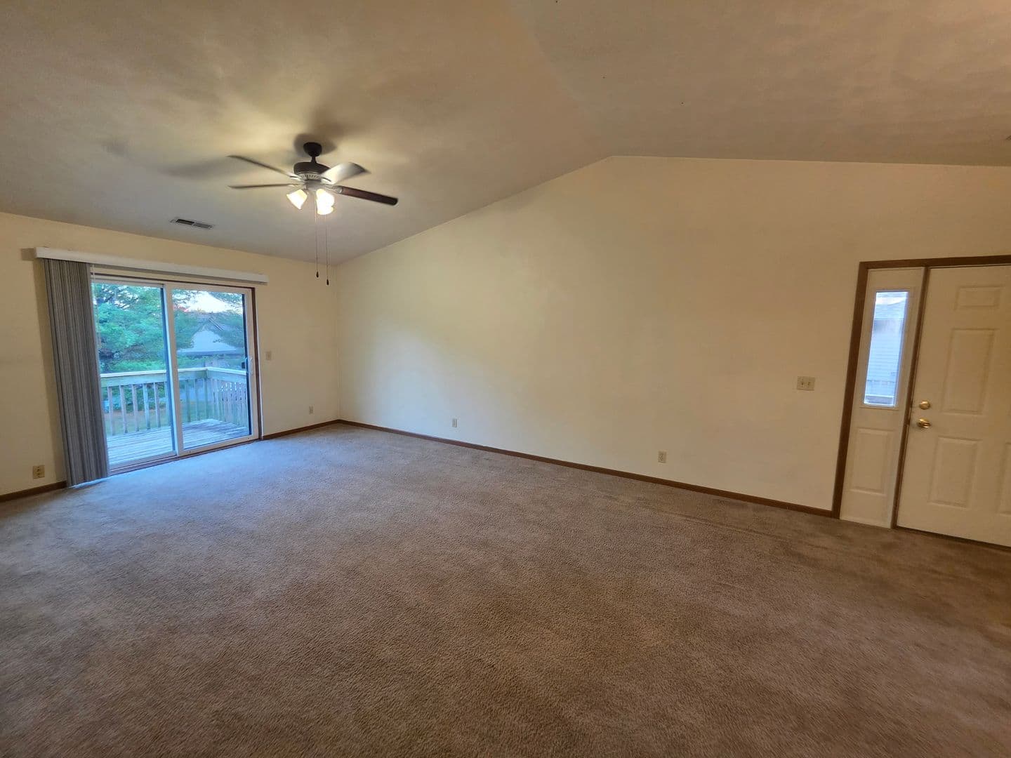 Rockford Apartment: 6297 Garrett Lane
