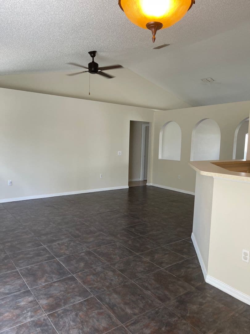 Spring Hill House: 1412 Hathaway Avenue