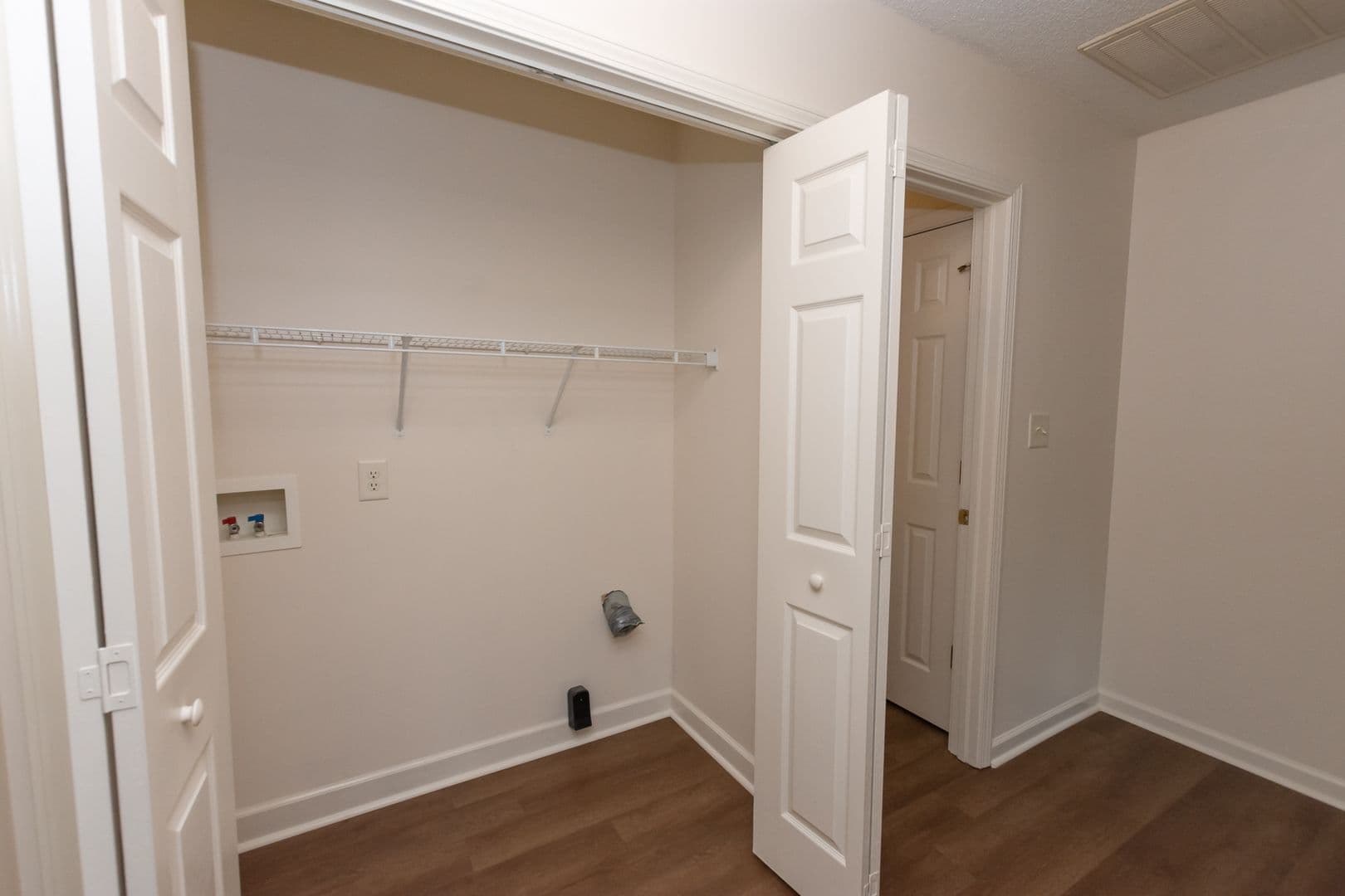 Jacksonville Apartment: 241 Lakewood Drive