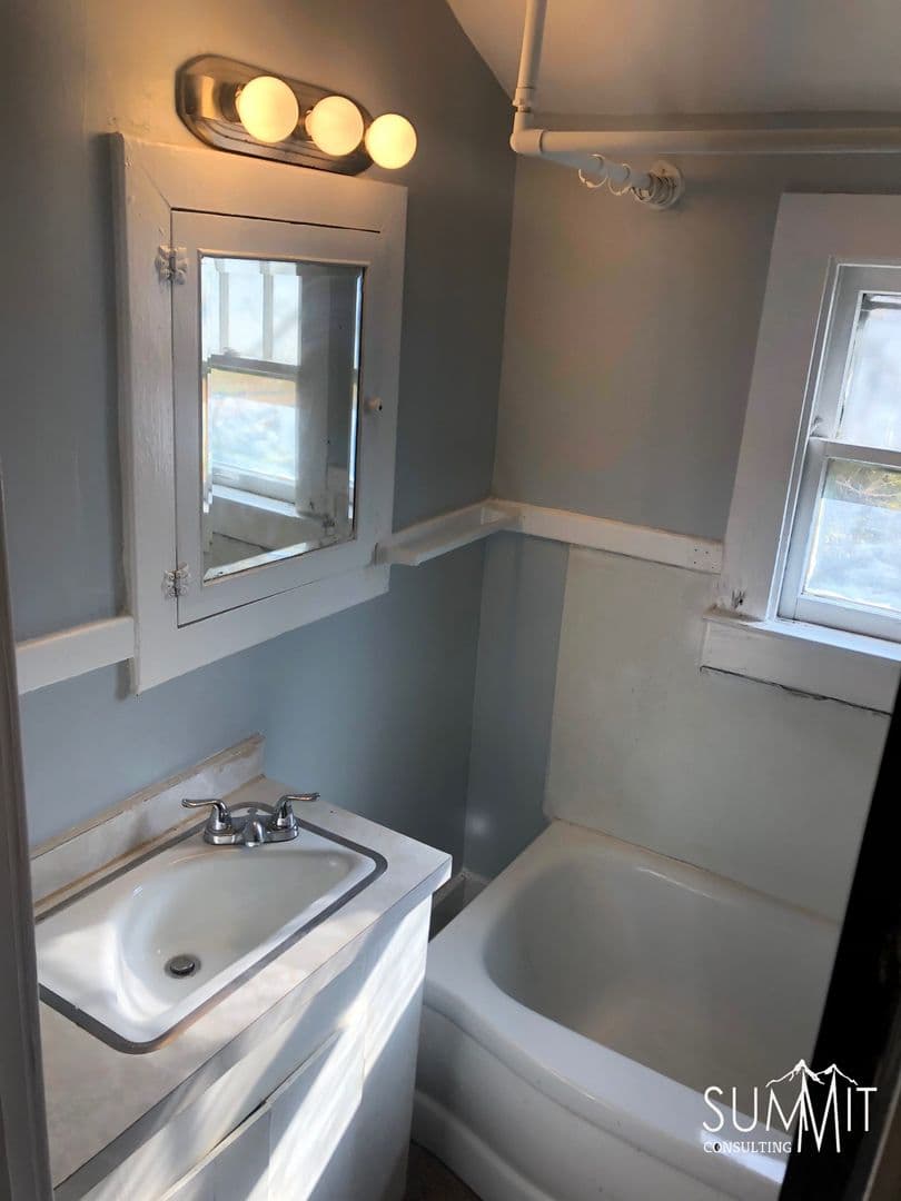 Centerline House: 6712 Braun *