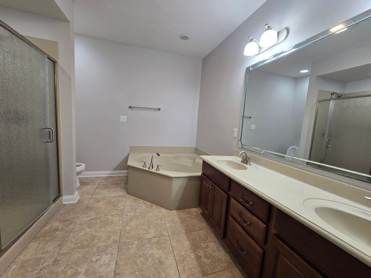 Indianapolis Apartment: 8555 One W Dr.