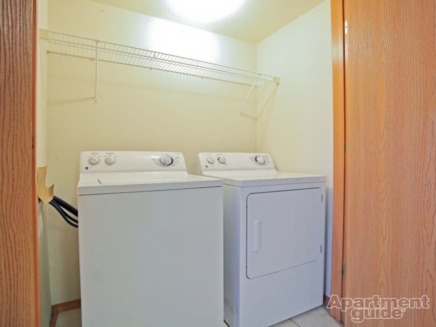 Springdale Apartment: Hidden Lake St.