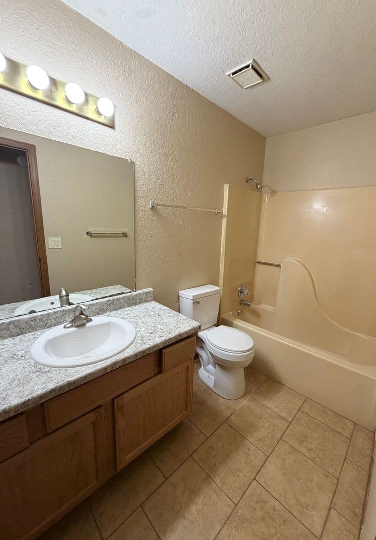 Fayetteville Apartment: Samantha/Yvonne/Sara/Mary