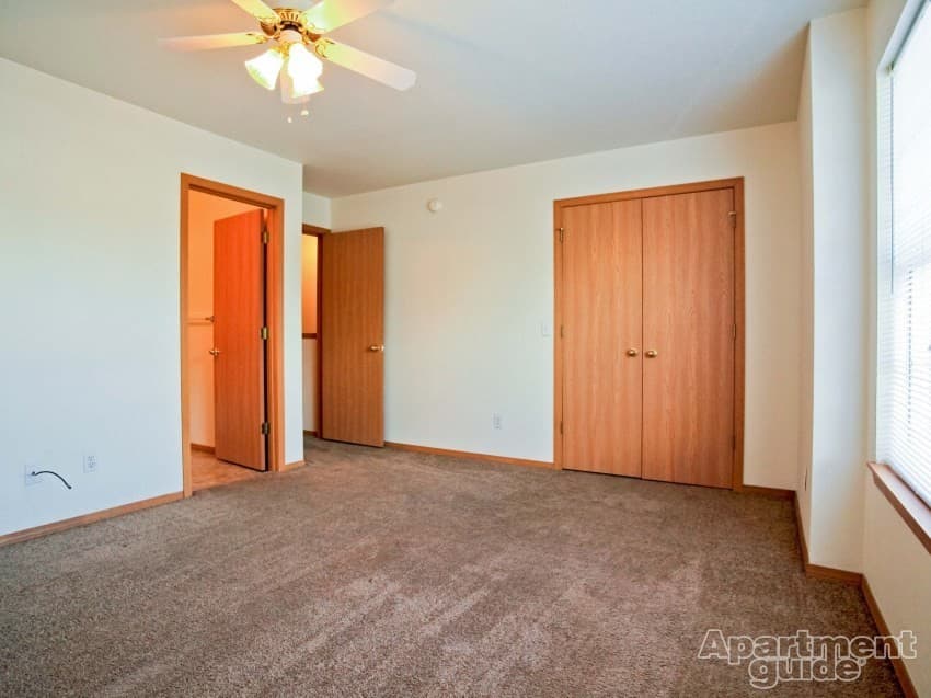Springdale Apartment: Hidden Lake St.