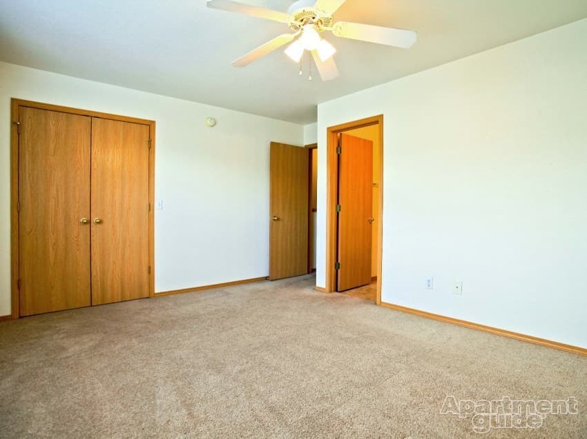 Springdale Apartment: Hidden Lake St.
