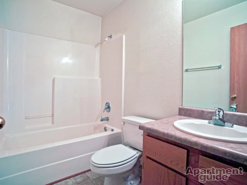 Springdale Apartment: Hidden Lake St.