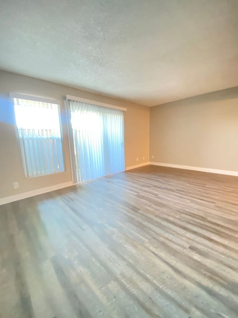 Carmichael Apartment: Oakpoint Apartments