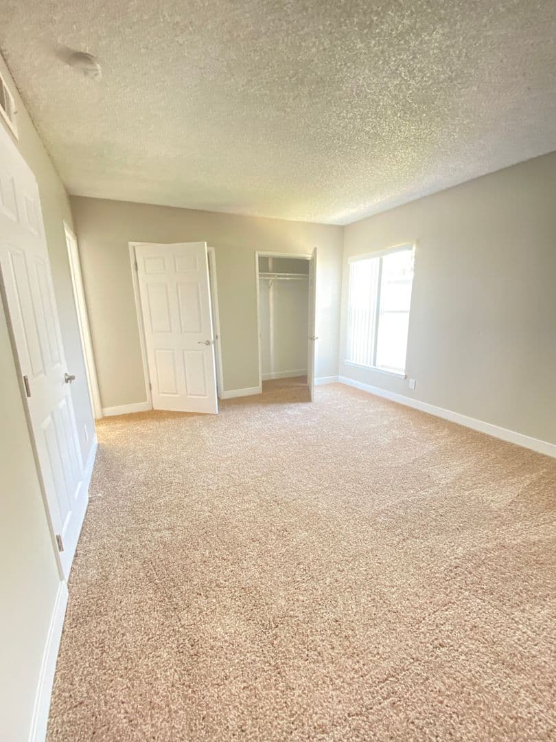 Carmichael Apartment: Oakpoint Apartments