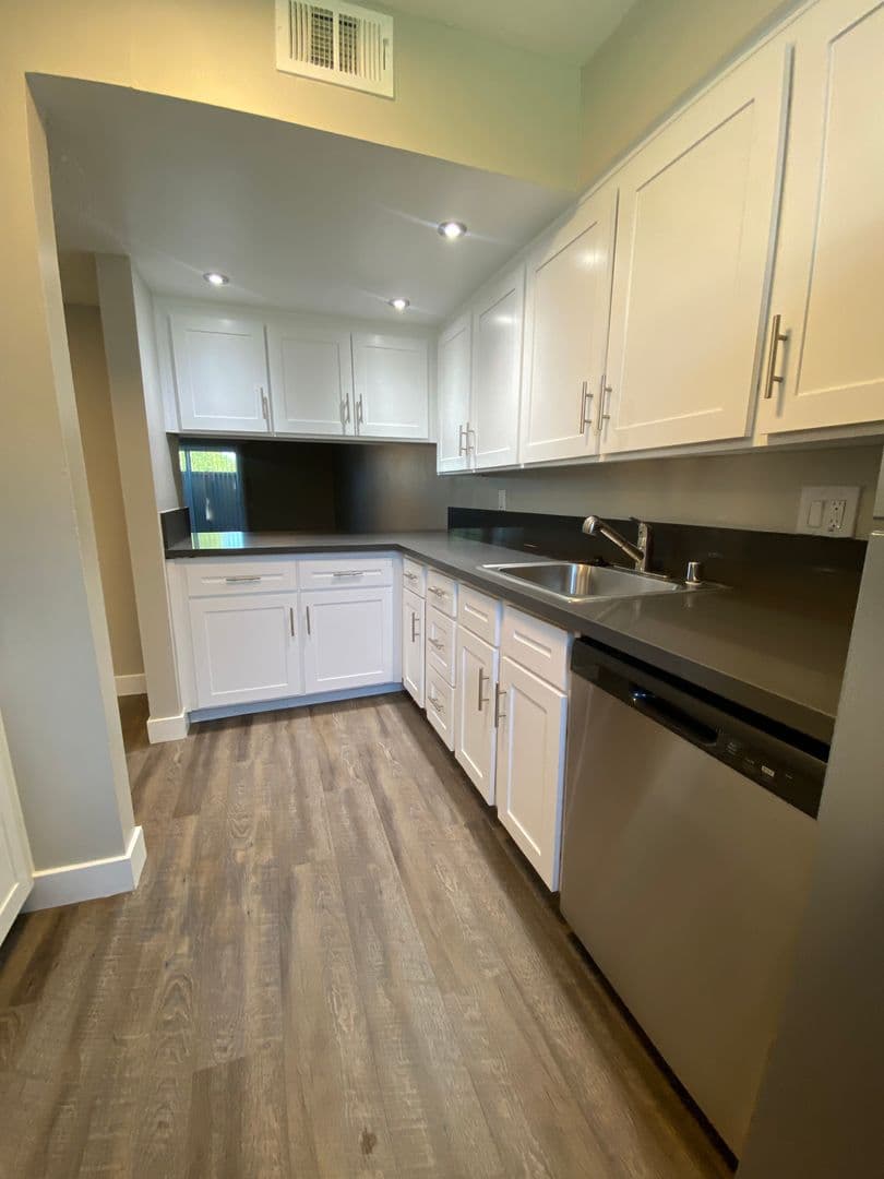 Carmichael Apartment: Oakpoint Apartments