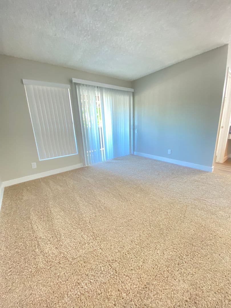 Carmichael Apartment: Oakpoint Apartments