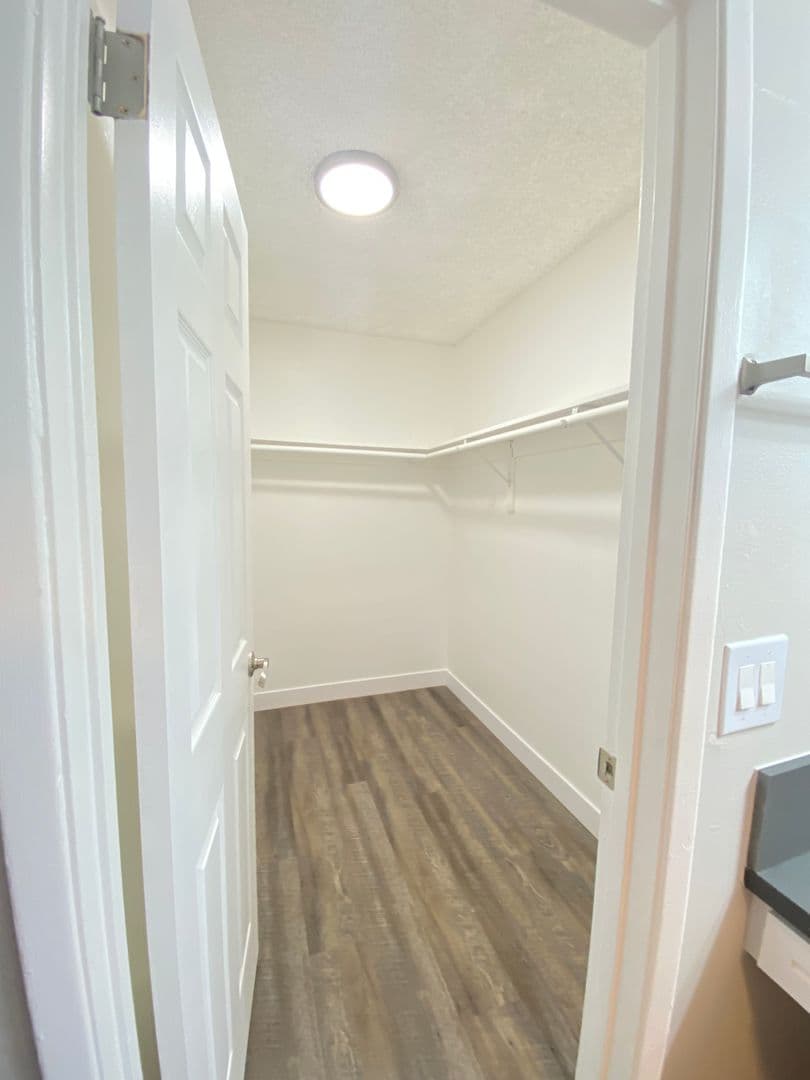 Carmichael Apartment: Oakpoint Apartments