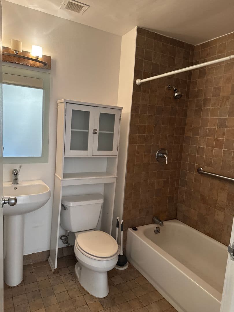 Detroit Condo: 6533 E Jefferson Ave - 114