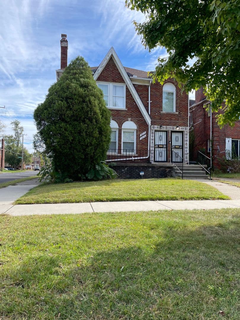 Detroit Apartment: 18714-16 Greenlawn St.