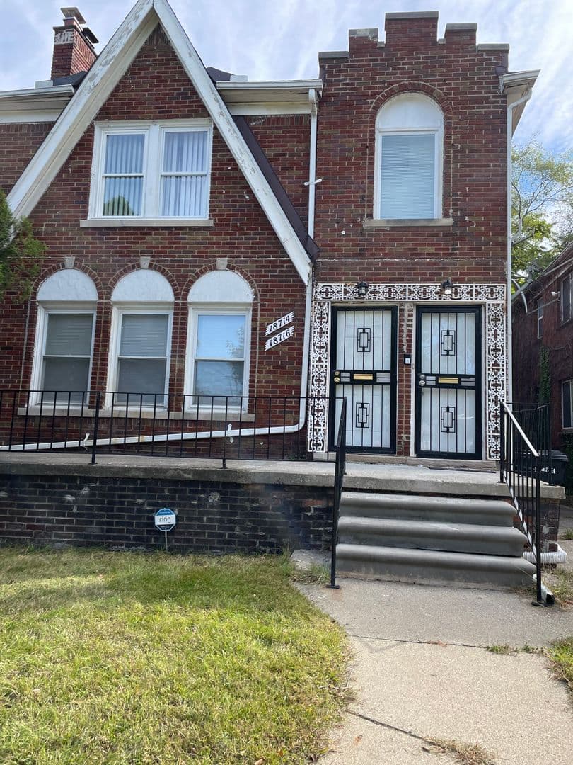 Detroit Apartment: 18714-16 Greenlawn St.