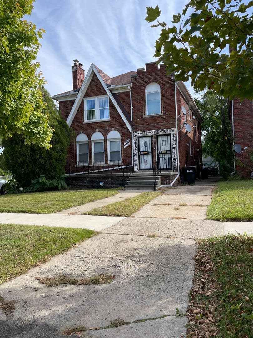 Detroit Apartment: 18714-16 Greenlawn St.