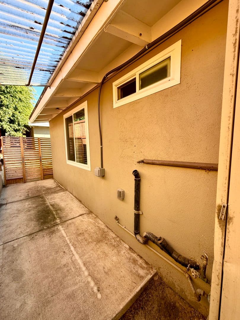 Santa Barbara House: 34 A Betty Drive