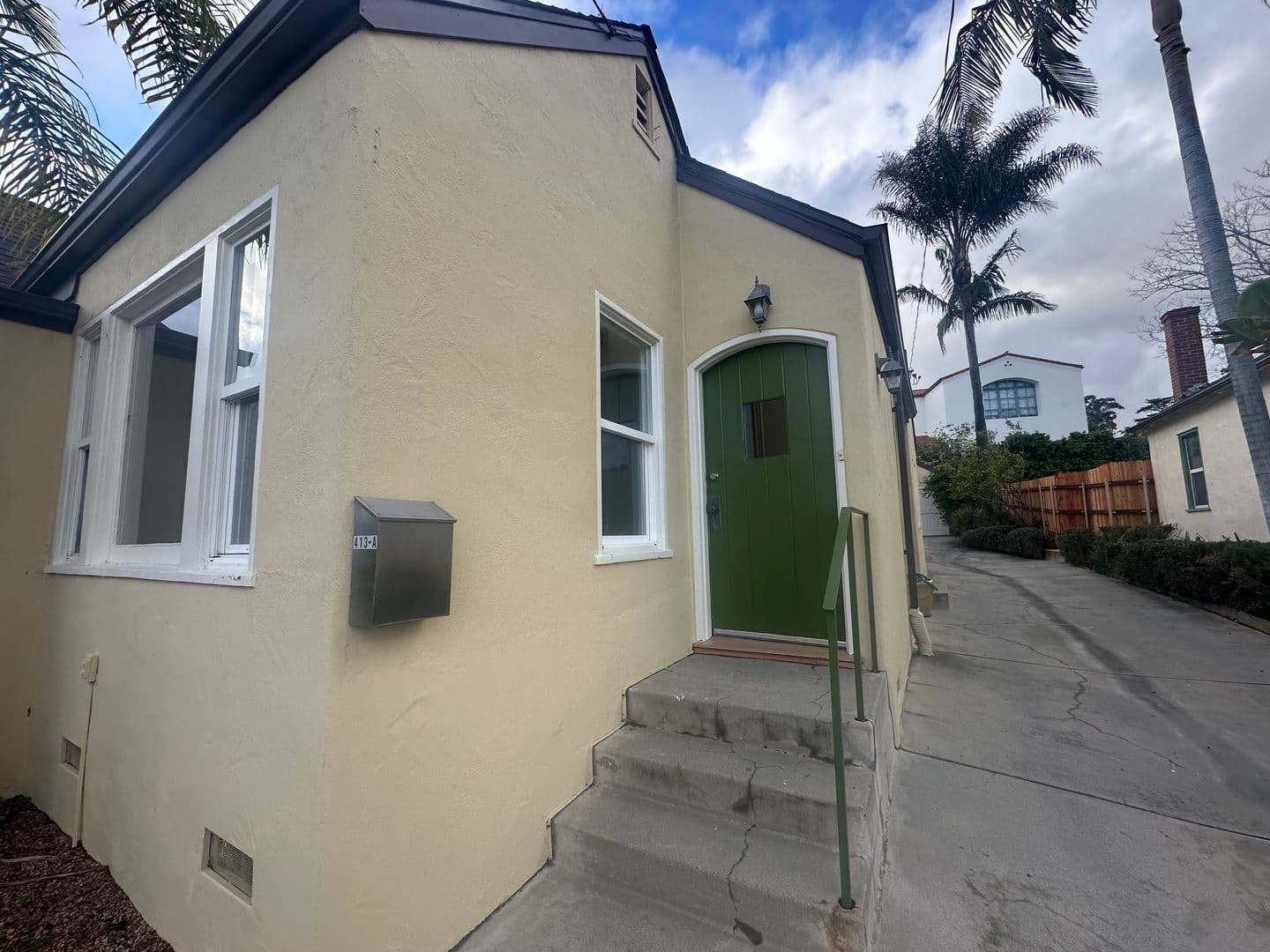 Santa Barbara Apartment: 413-413 1/2 Montgomery