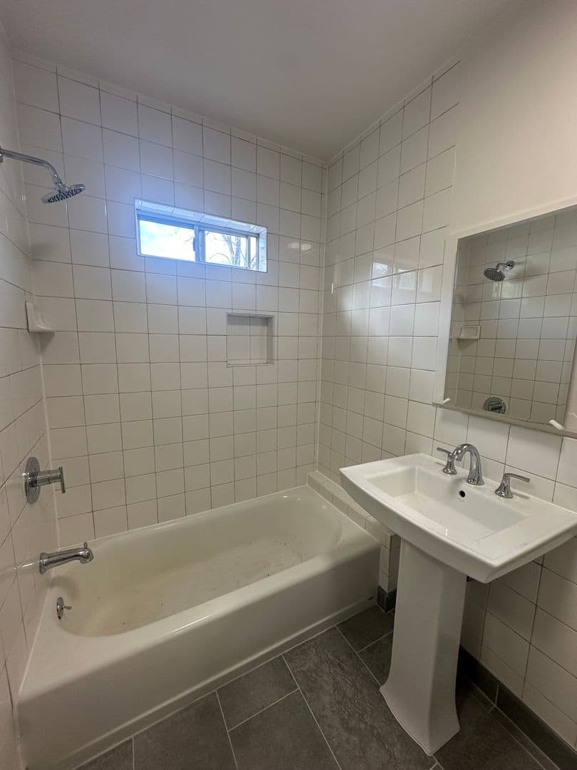 Santa Barbara House: 417 Montgomery St