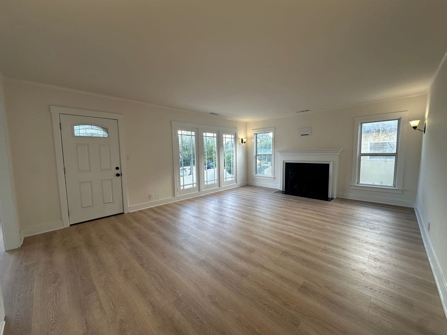 Santa Barbara House: 417 Montgomery St