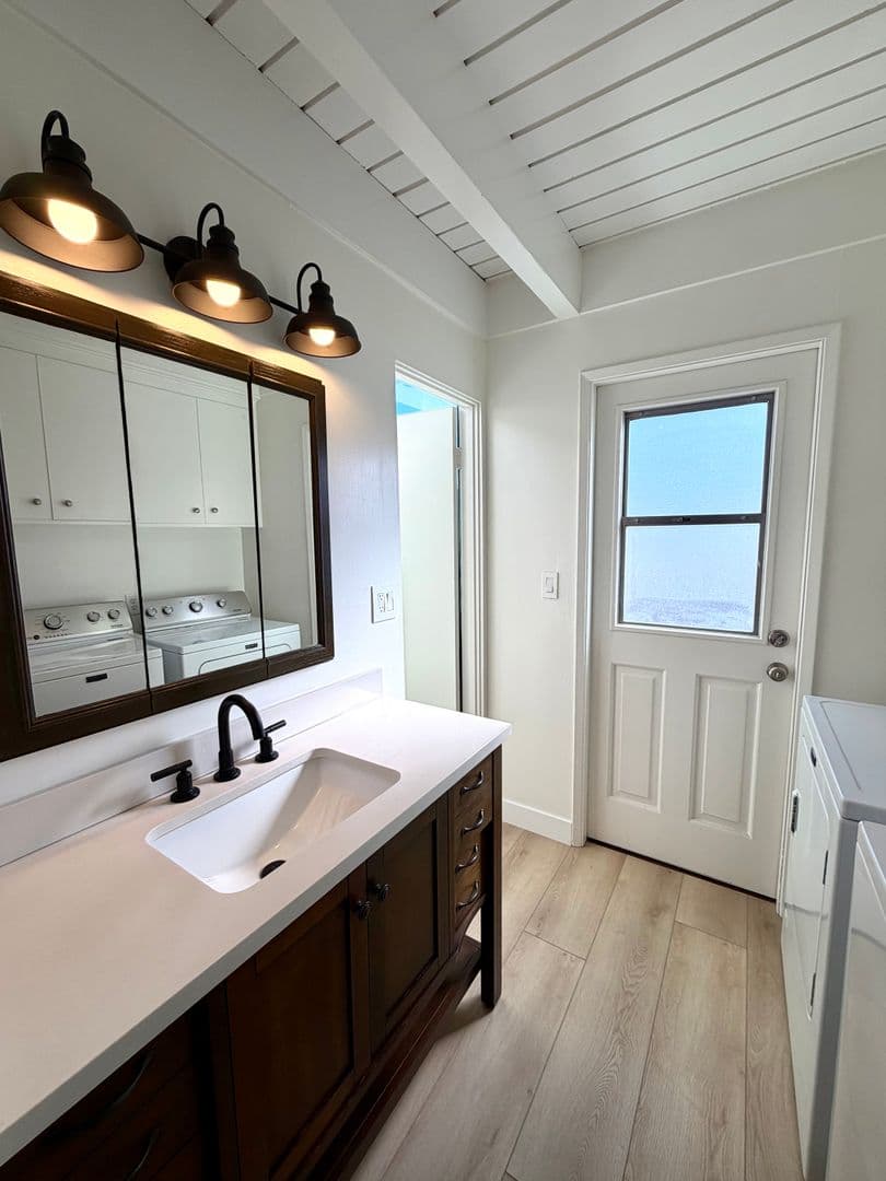 Santa Barbara House: 222 La Jolla Drive