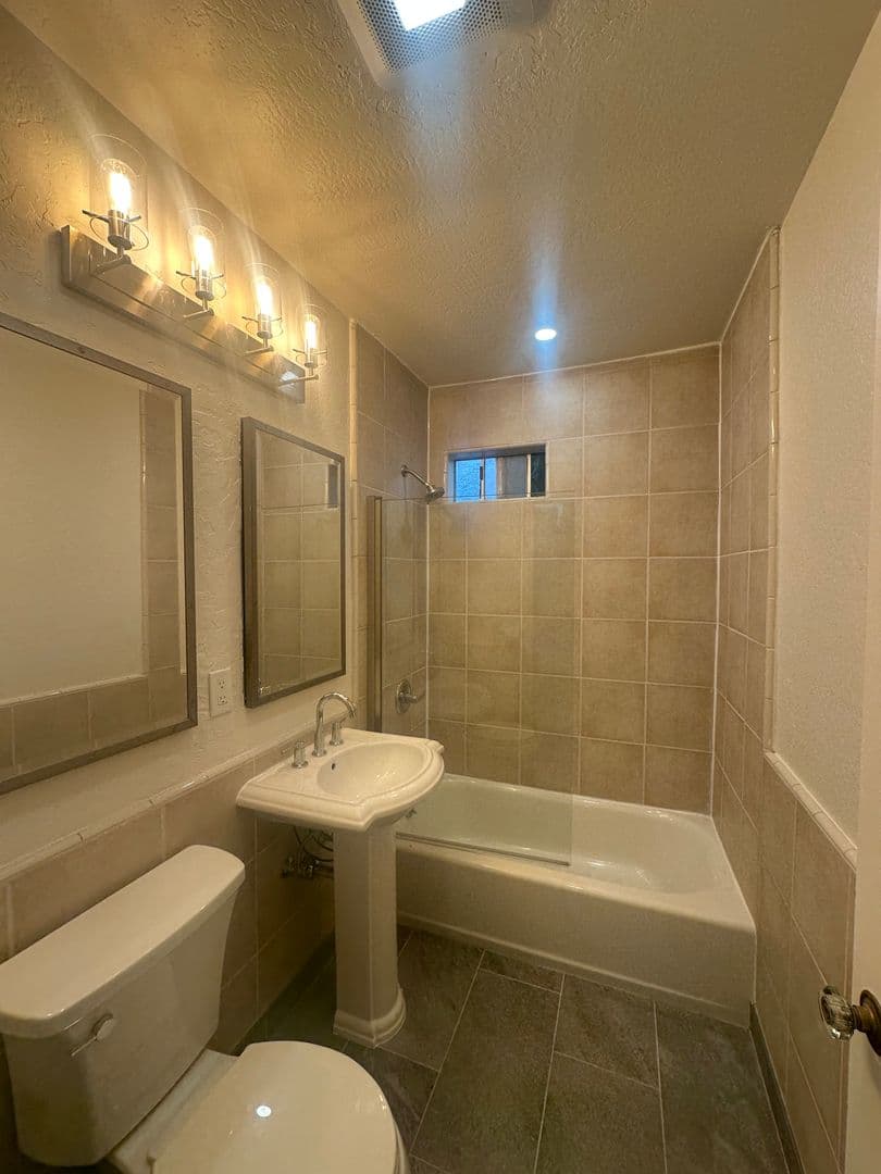 Santa Barbara Apartment: 413-413 1/2 Montgomery