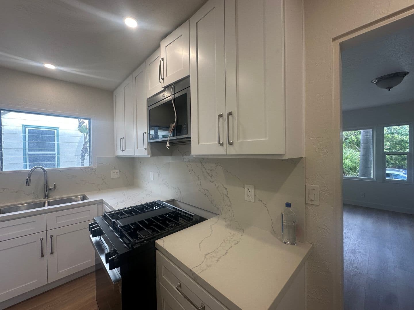 Santa Barbara Apartment: 413-413 1/2 Montgomery