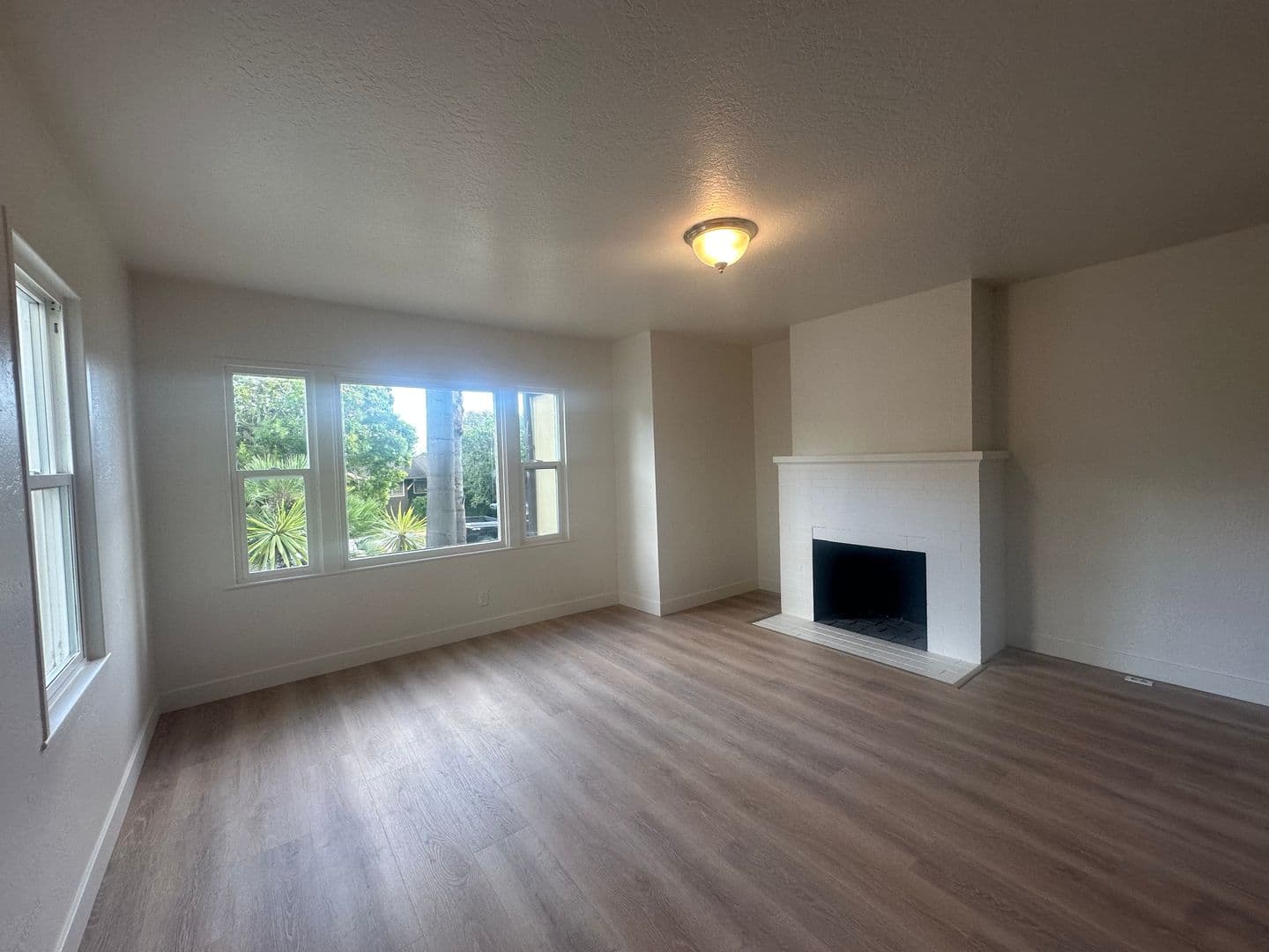 Santa Barbara Apartment: 413-413 1/2 Montgomery