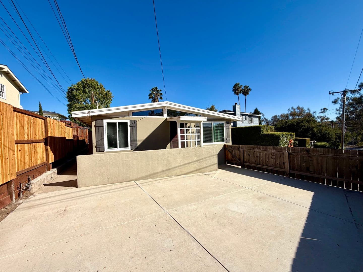 Santa Barbara House: 34 A Betty Drive