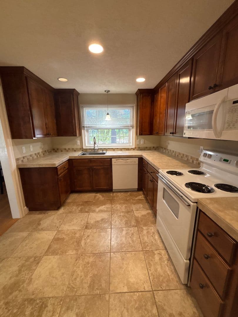 Aloha House: 3325 SW 182nd Ave