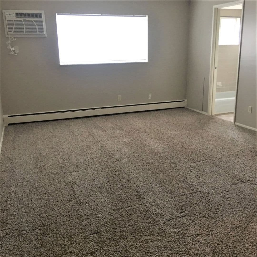 Oxford Apartment: 306 N Main St