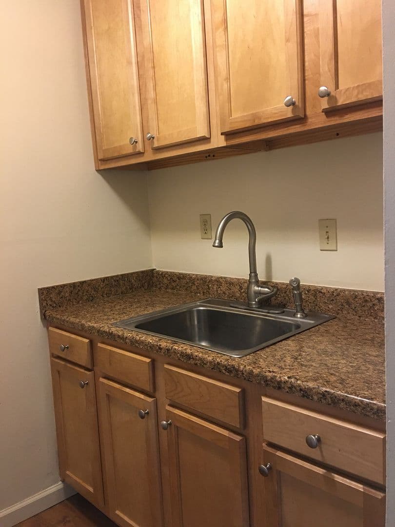 Oxford Apartment: 712 S Poplar Street