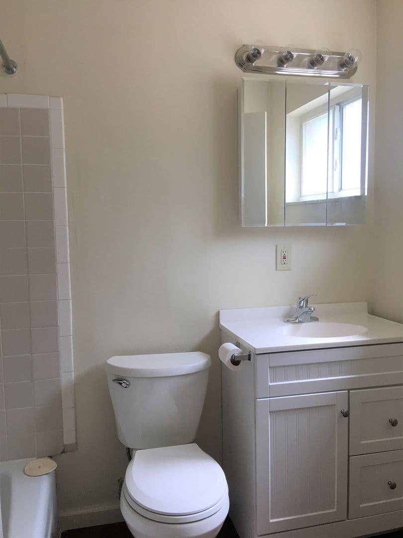 Oxford Apartment: 712 S Poplar Street