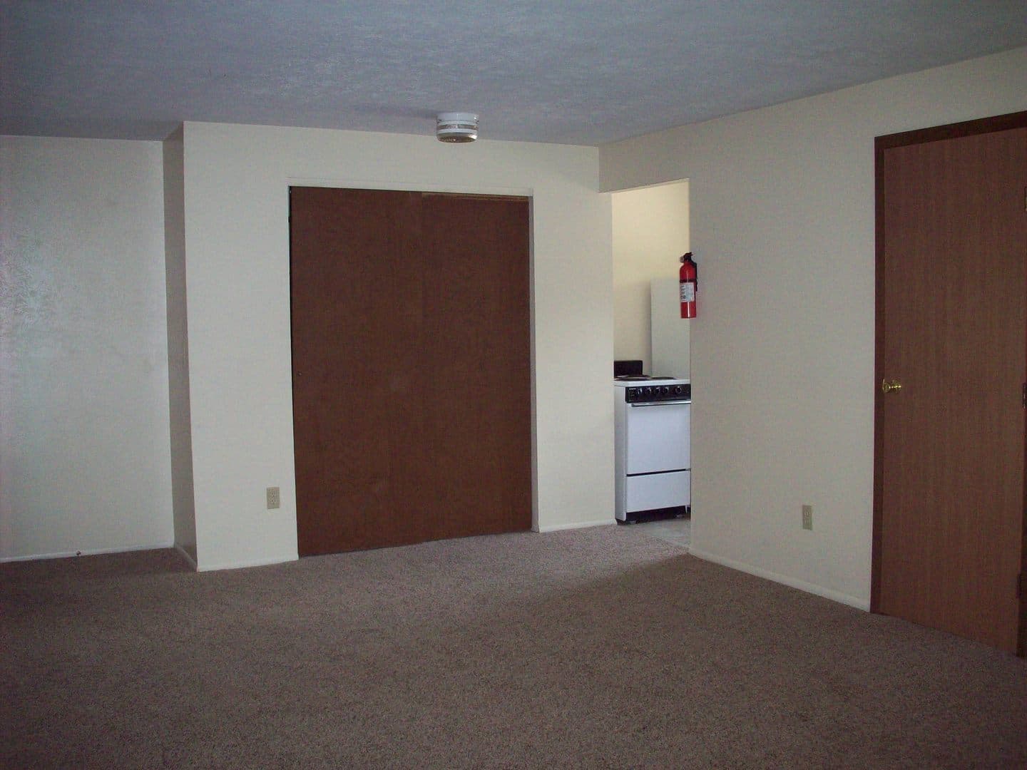 Oxford Apartment: 306 N Main St