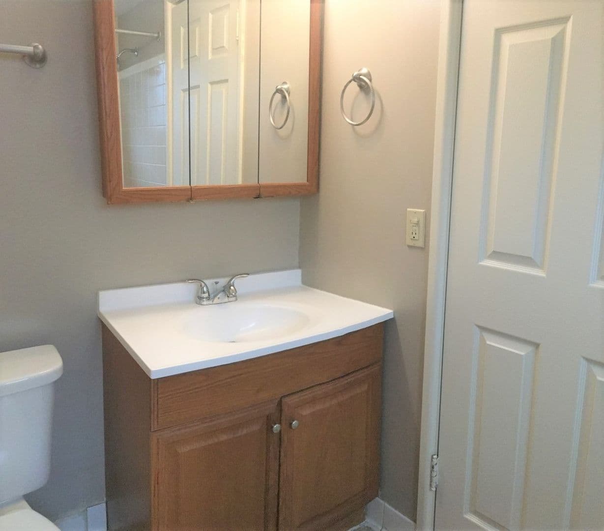 Oxford Apartment: 712 S Poplar Street