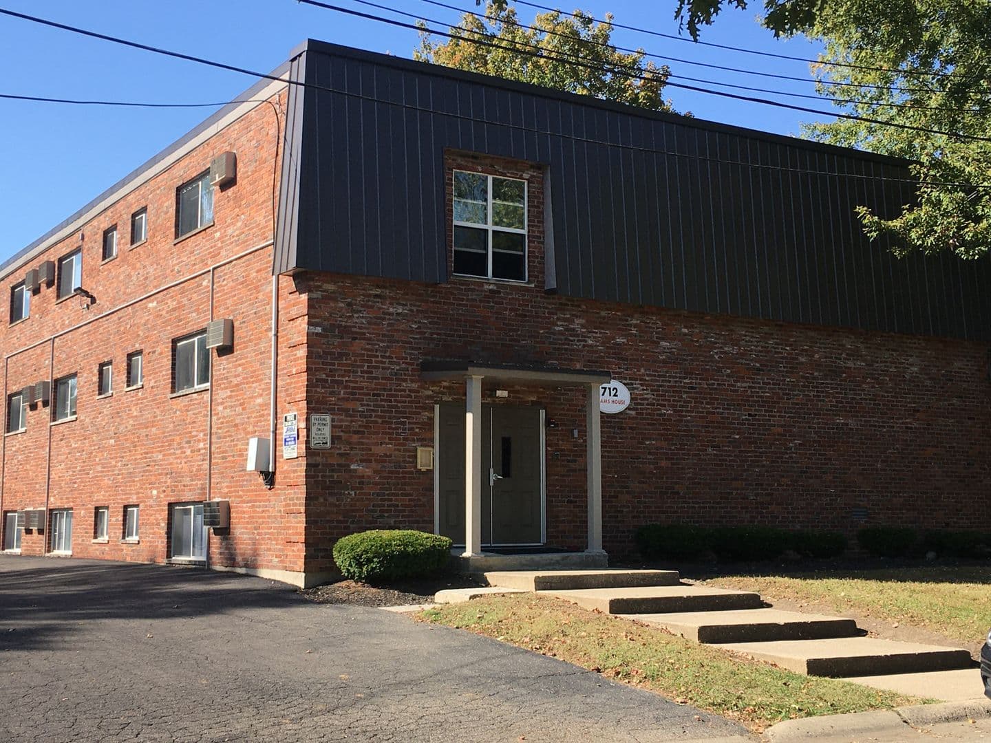 Oxford Apartment: 712 S Poplar Street