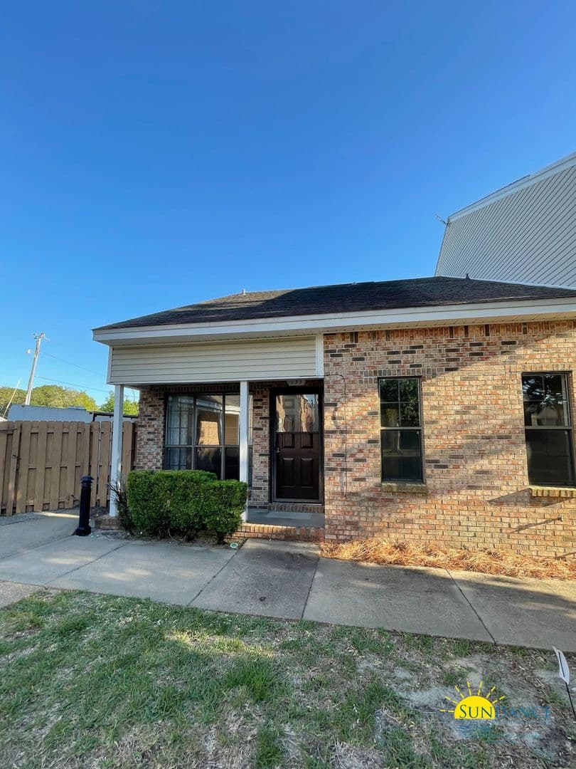 Shalimar Townhome: 133 4th Avenue