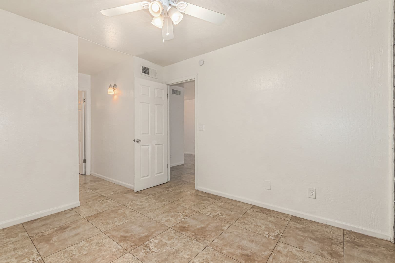 Phoenix Apartment: 3325 E Pinchot Ave