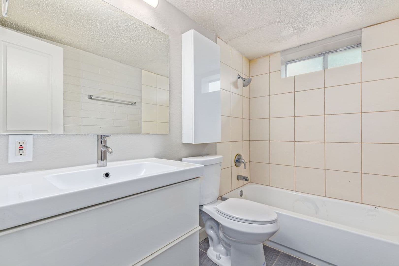 Phoenix Apartment: 901 E. Pierce St.